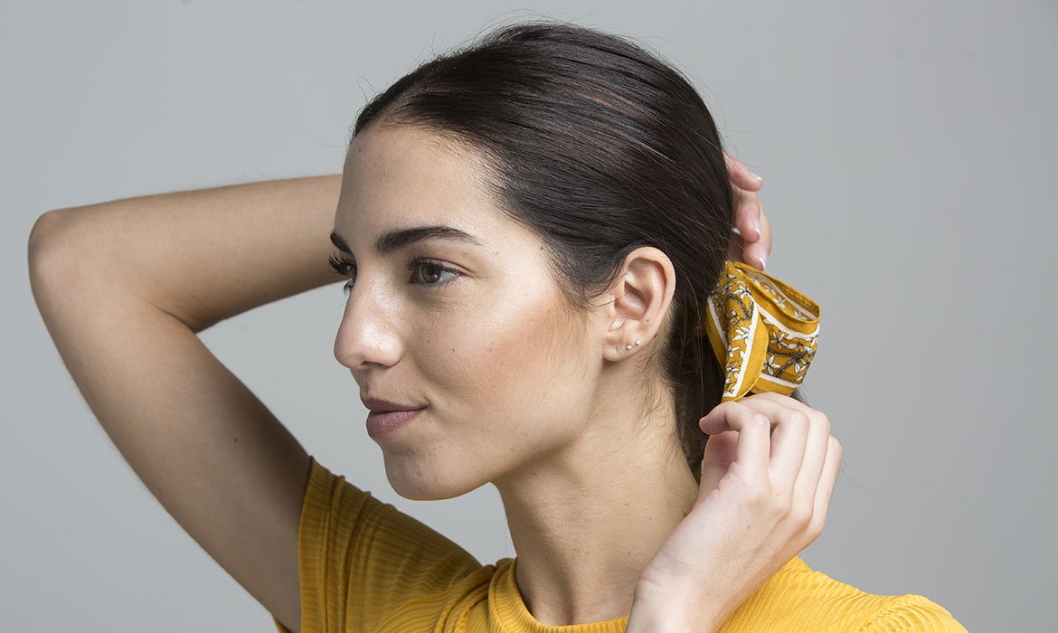 Una coleta baja pulida con efecto wet es un peinado para pelo sucio perfecto. Consigue el efecto encerado con la Laca Elnett de L’Oréal Paris y nadie se atreverá a cuestionar tu cabello.
